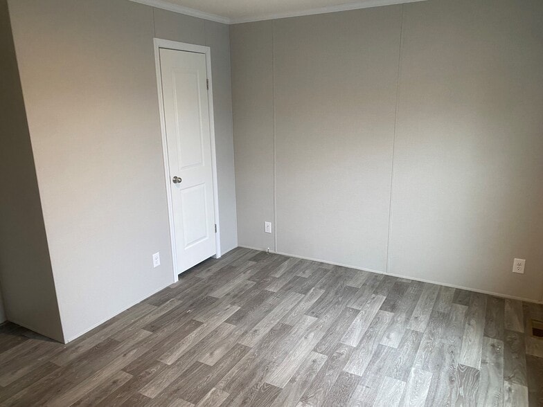 Building Photo - 15557 Pine Ridge Dr