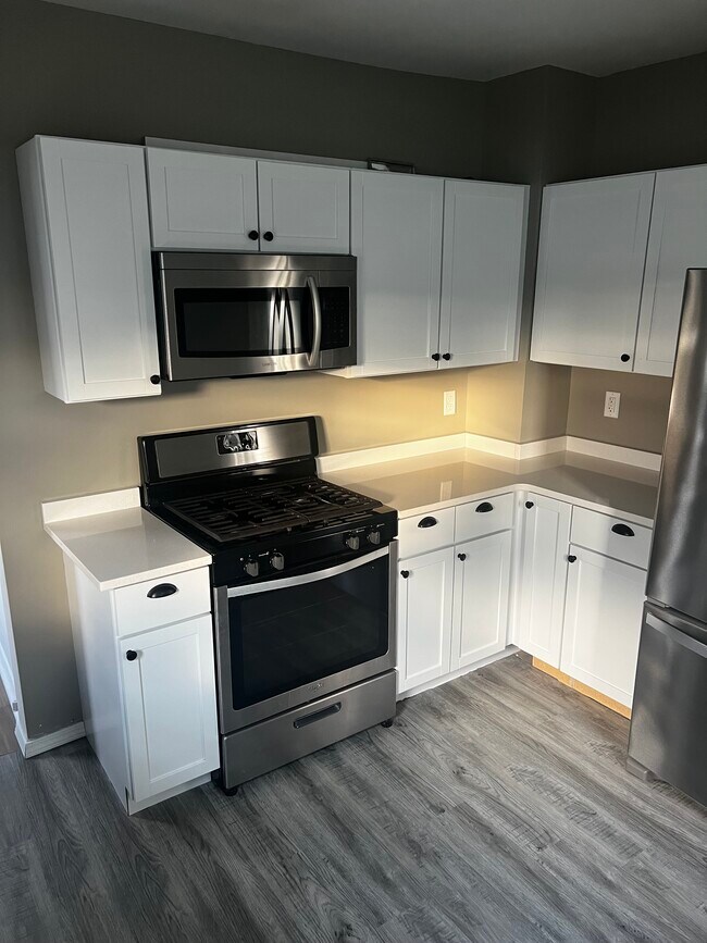 Building Photo - 313 Victoria Ave