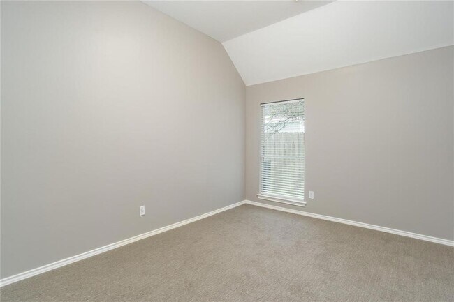 Building Photo - 3622 Englewood Dr