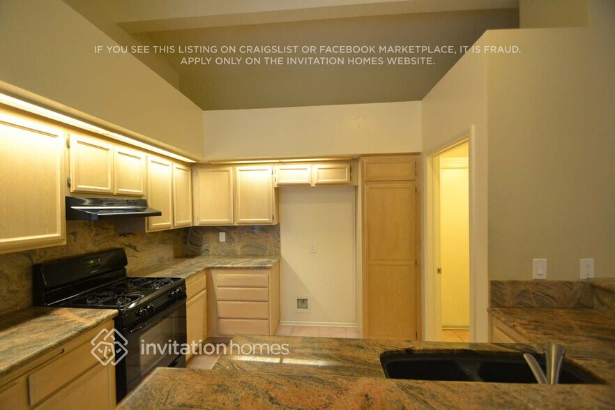 Building Photo - 1320 Date Palm Dr