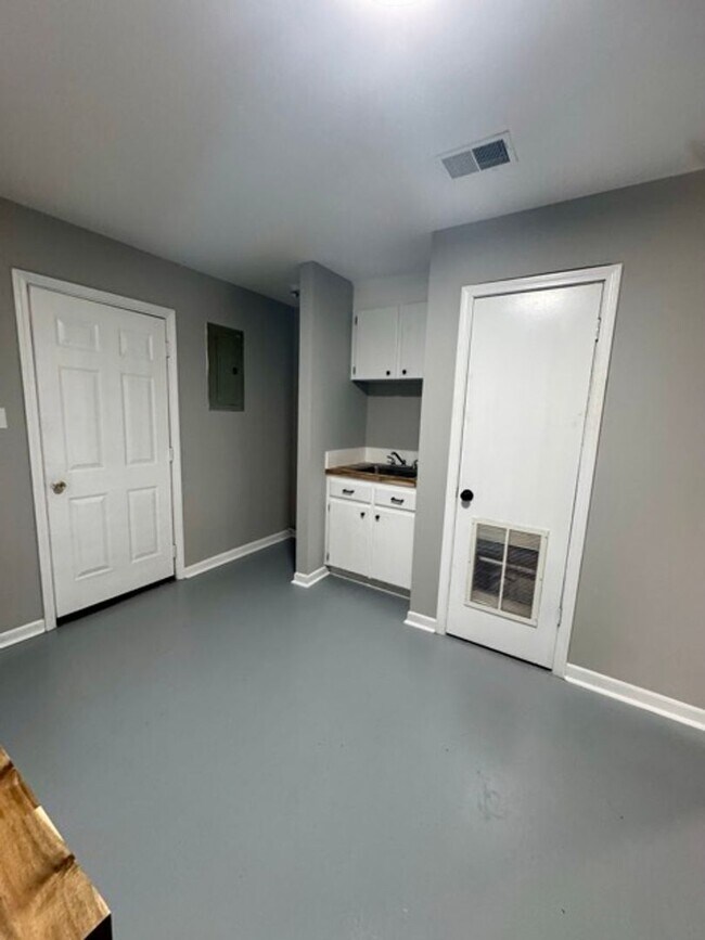 Building Photo - Affordable Ground-Level Living in Greenwood