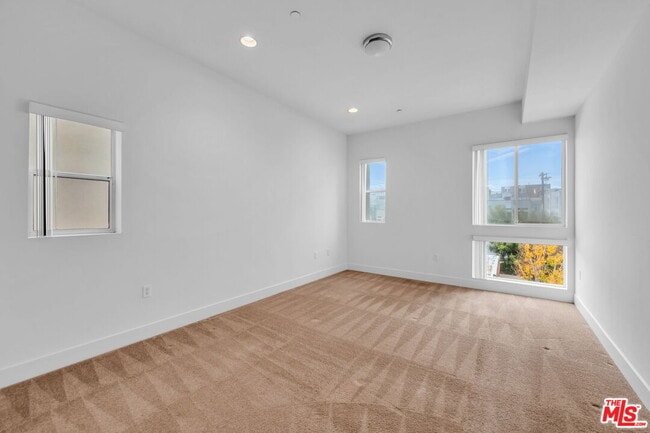 Building Photo - 4211 Redwood Ave