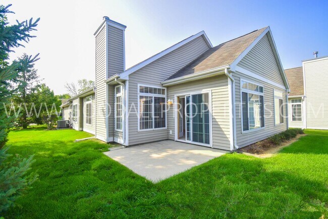 Building Photo - 2 Bedroom 2 bath Town Home in West Des Moines