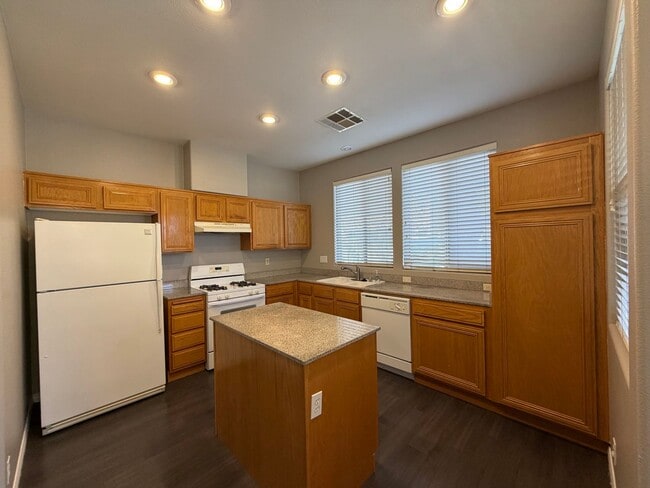 Building Photo - Beautiful 3 Bedroom 2 Bath Single Story Three Bedroom in Spring Mountain Ranch!