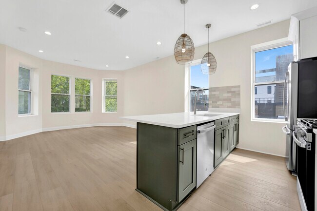 Building Photo - 2021 W Shakespeare Ave