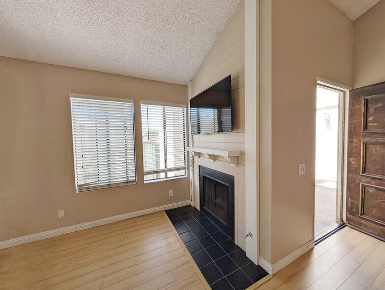 Building Photo - 4852 Cabana Dr