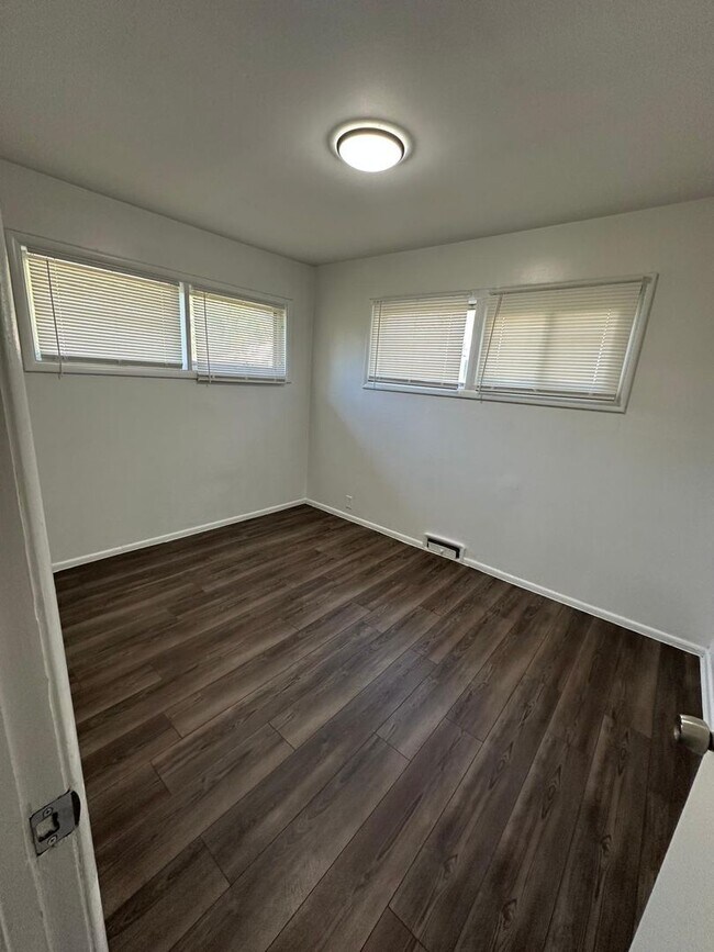 Building Photo - 4 bed 1 bath