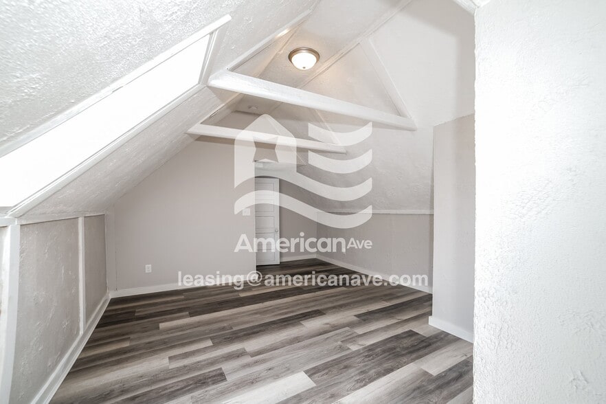 Building Photo - 704 E Gift Ave