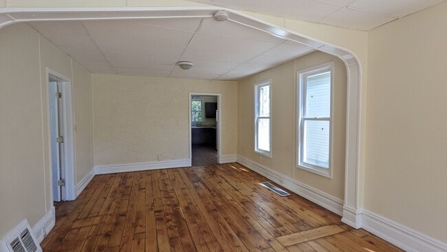Building Photo - 384 Iona Ave