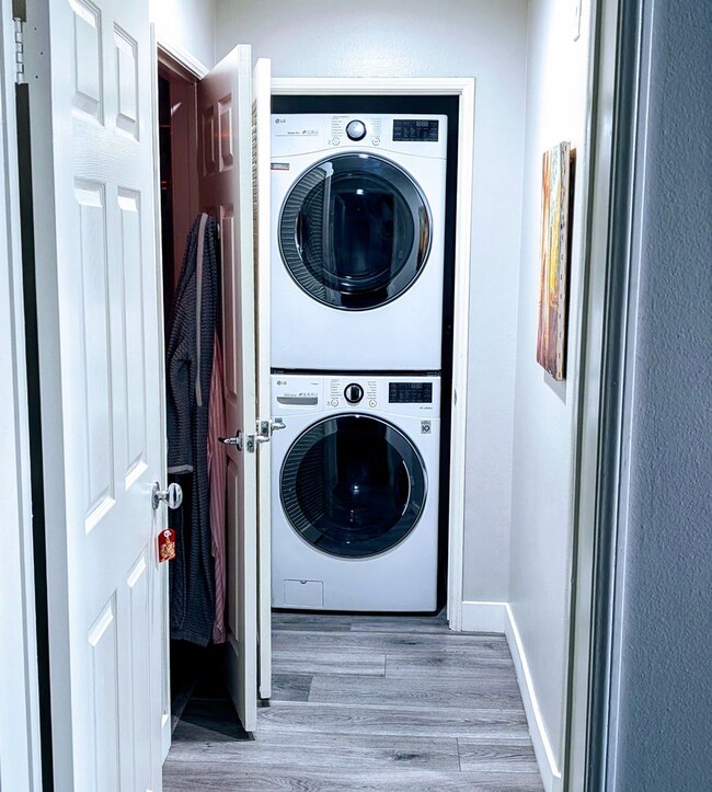 Building Photo - SPACIOUS AND BRIGHT 2+2 CONDO! CLOSE TO MA...