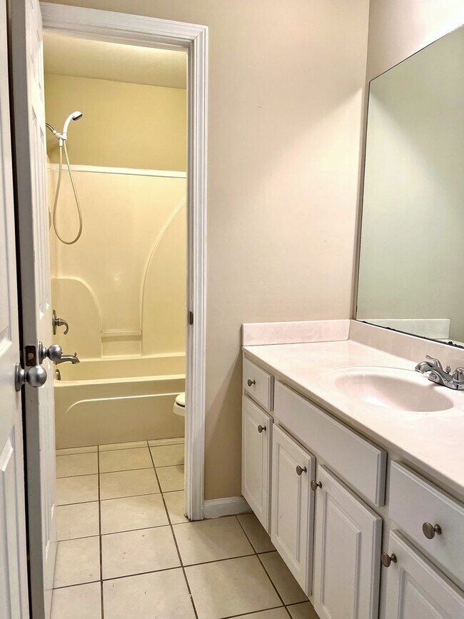 Building Photo - Large 4 Bedroom 2.5 Bath Home