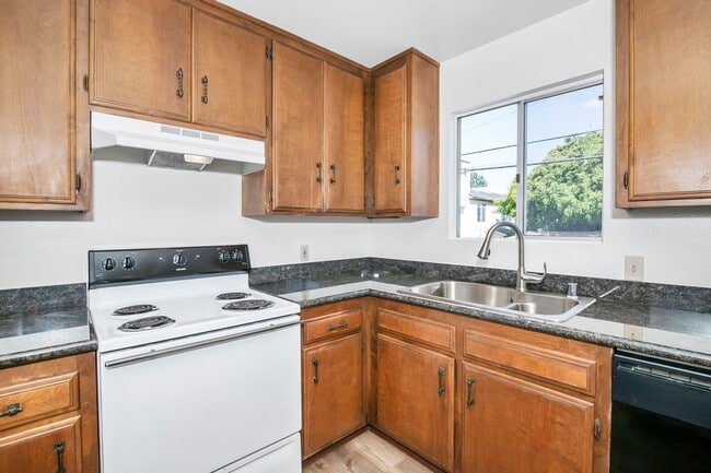 Building Photo - SPACIOUS 2BD/1.5BA TOP FLOOR UNIT IN THE H...