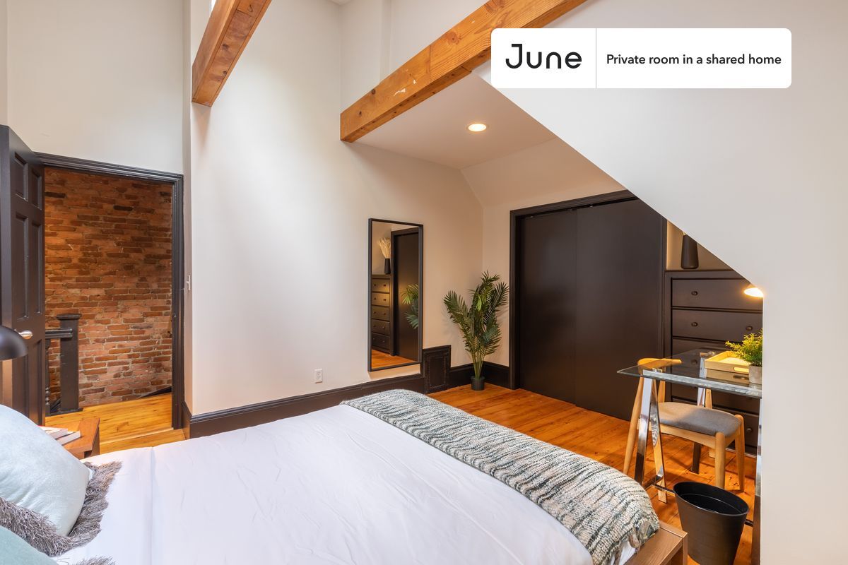 Building Photo - Private bedroom in 5 bed/2 bath Home