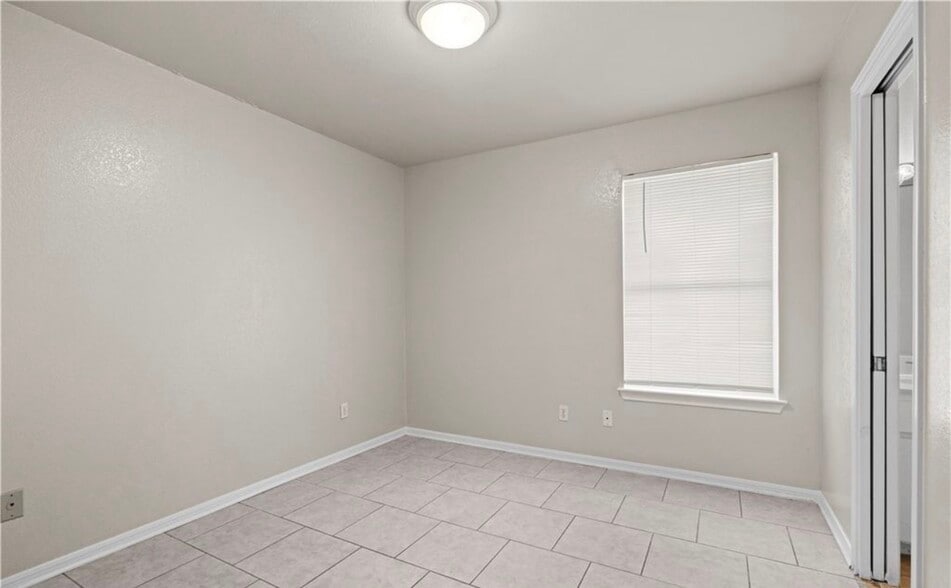 Main bedroom - 1006 W Avenue B