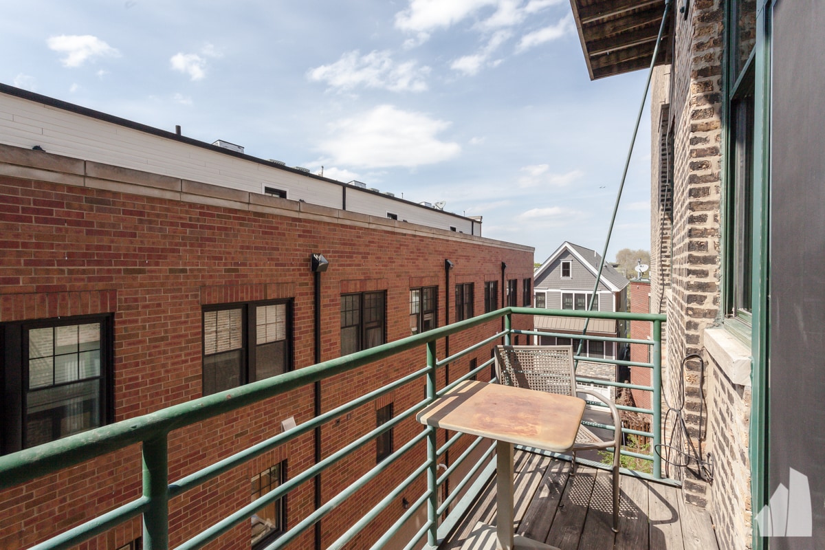 Building Photo - 2222 W Diversey Ave