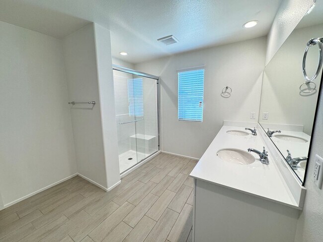 Building Photo - Newly built 5 + 3 With Solar! $4000/Month