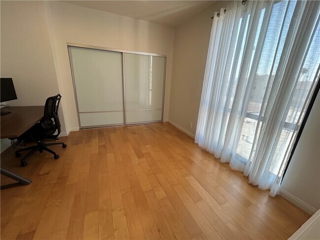 Building Photo - 533 S St Andrews Pl