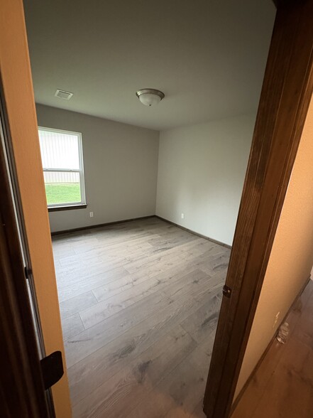 Building Photo - 135 SW Rose Garden Ln