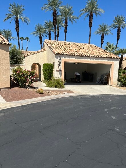 Front of House - 36185 Avenida de las Montanas