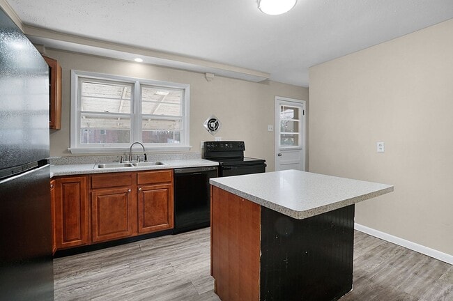 Building Photo - COMING SOON!! Charming 3-Bedroom Home in a...