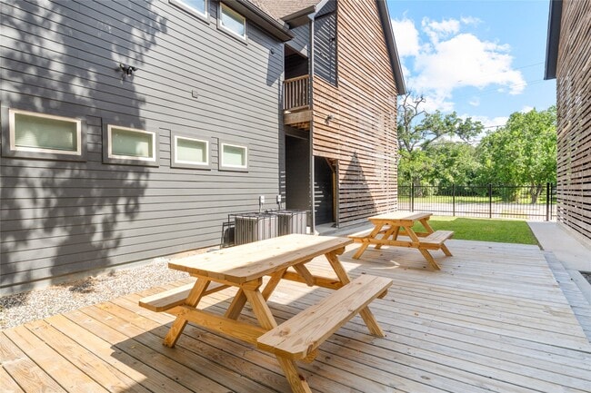 Building Photo - 3424 Tuam St