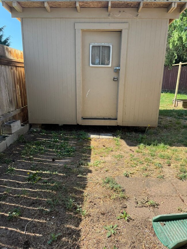 Building Photo - Barger area, 2 bedroom, 1 bath, large back...