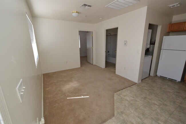 Building Photo - 4327 E Bellevue St