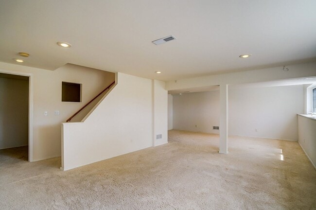 Building Photo - 1237 Jasmine Dr
