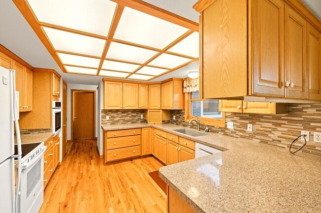 Building Photo - Peaceful Country 4 Bed, 3 Bath Home in Eli...