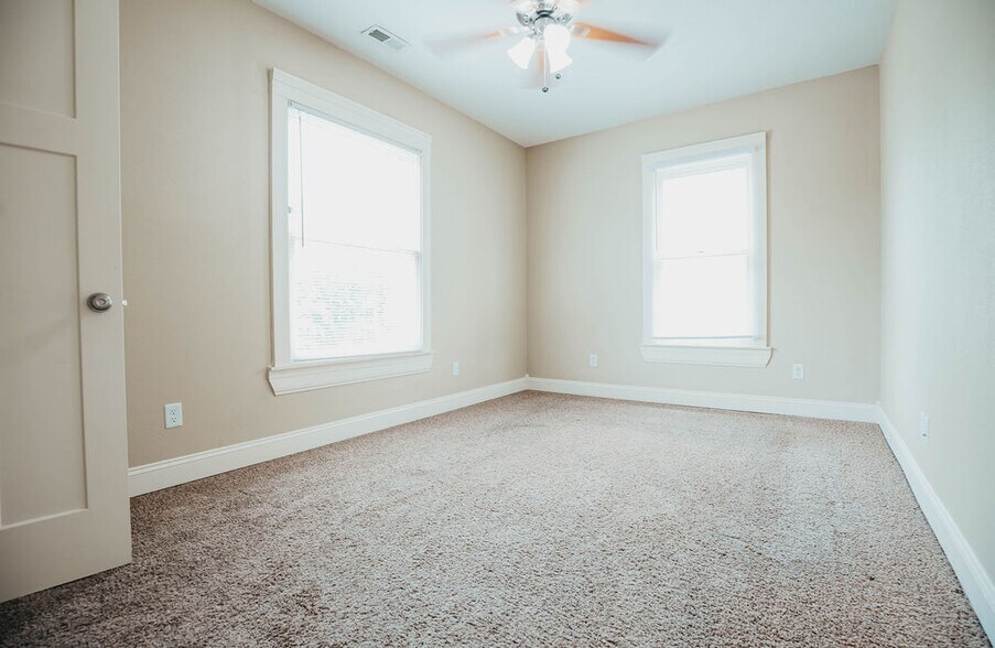 Building Photo - 1046 E Walnut St