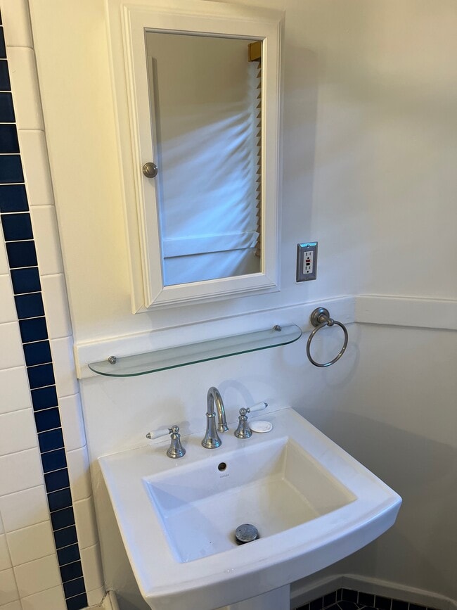 Building Photo - 135 E Ave 42