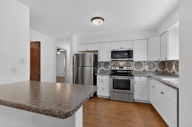 Building Photo - Close in West Side 2 bedroom 1.75/ba 1/cg