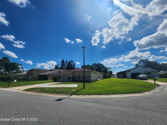 Building Photo - 230 Applewood Cir
