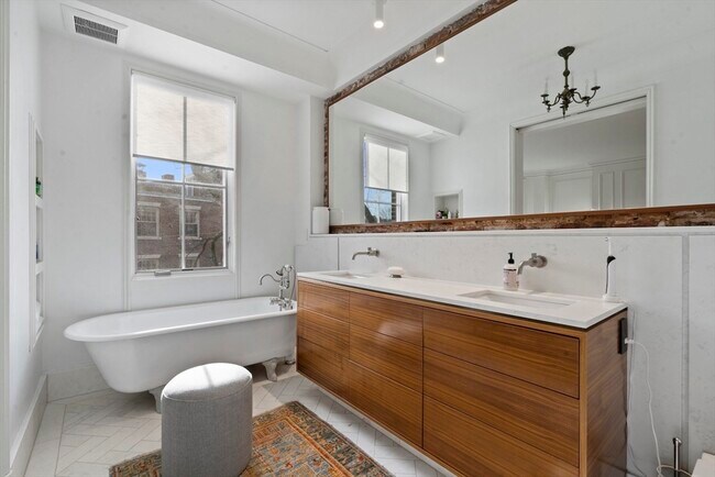 Building Photo - 15 Regent Cir