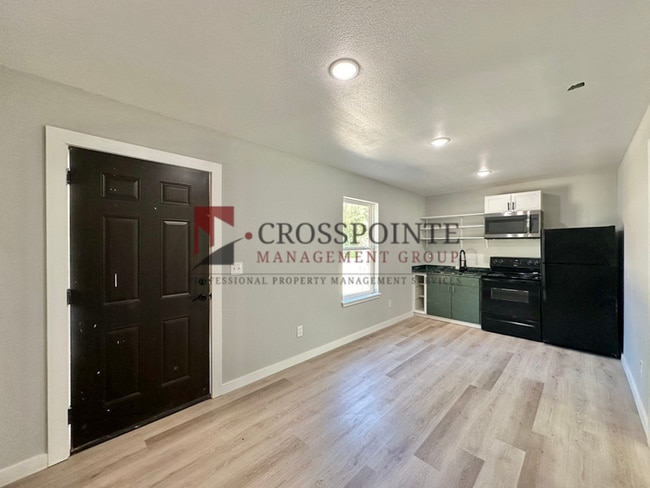 Building Photo - AVAILABLE! Stylish 1-bedroom, 1-bath town home!