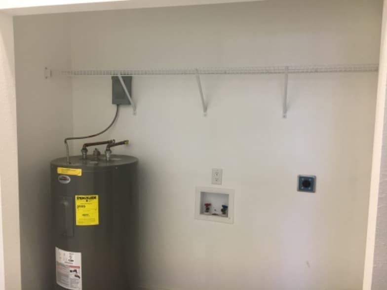 Building Photo - 208 Center St