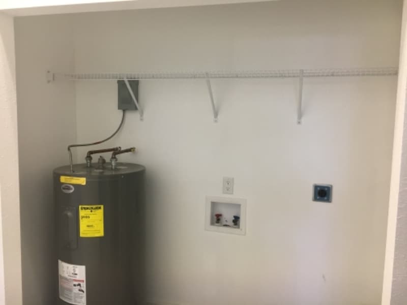 Building Photo - 208 Center St