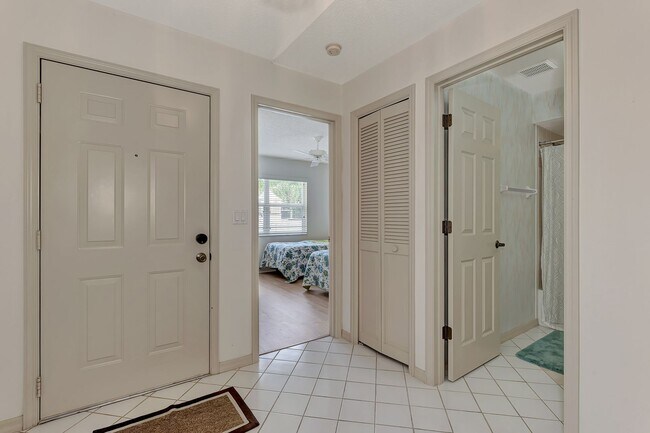 Building Photo - GEORGOUS 2 BEDROOM, 2BATHROOM, TURN KEY FU...