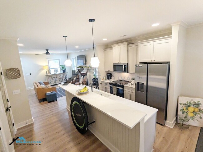 Building Photo - 2975 Carolyn Dr