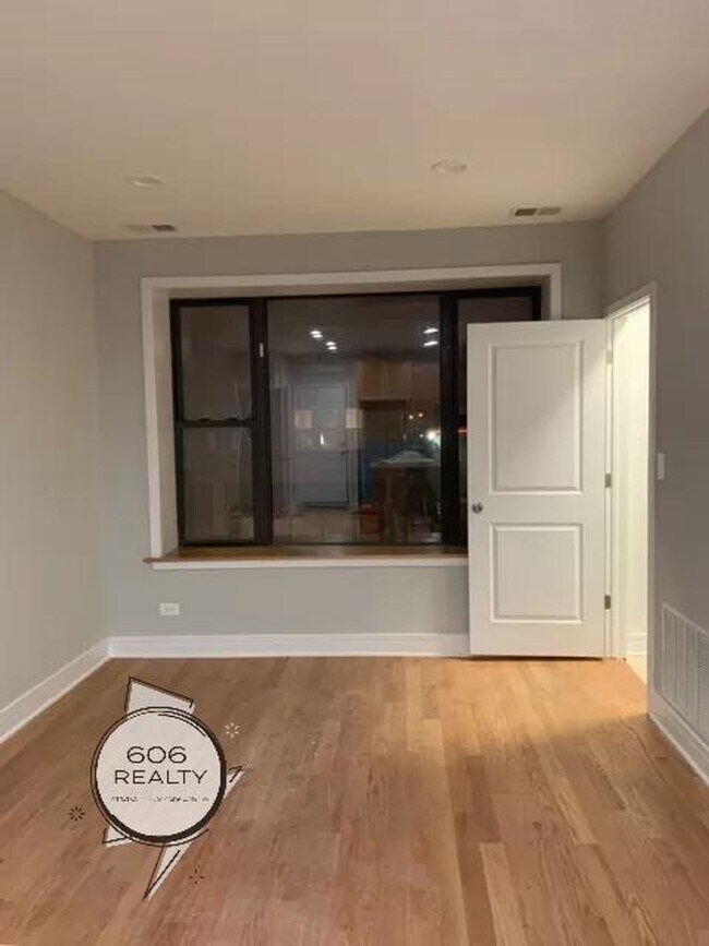 Building Photo - Belmont Cragin Apts Available!