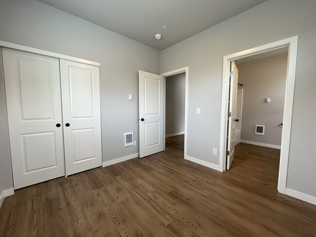 Building Photo - Luxury Living with Granite Counters & Stai...