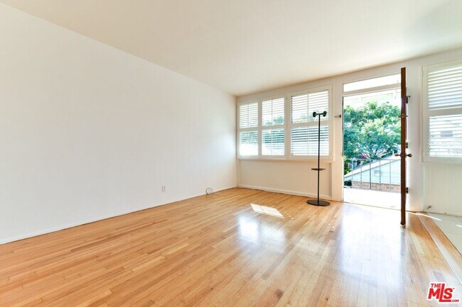 Building Photo - 2033 Cloverfield Blvd
