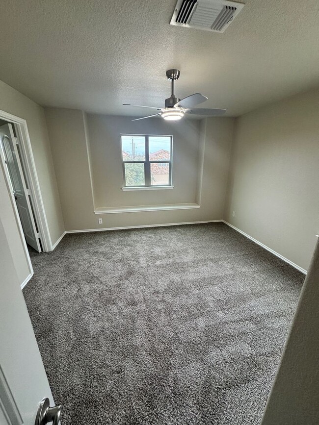 Building Photo - Ready for Move In! Roomy Updated 3 bedroom...