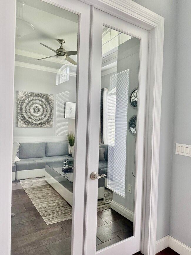 Building Photo - 1410 Vía Milanese