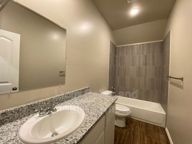 Building Photo - 5220 Oakwood Villa Ct