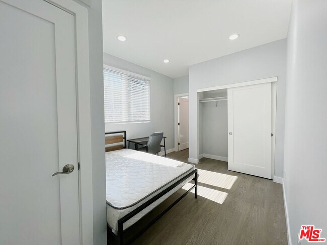 Building Photo - 2641 S Budlong Ave