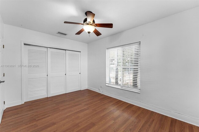 Building Photo - 4220 SW 13th St