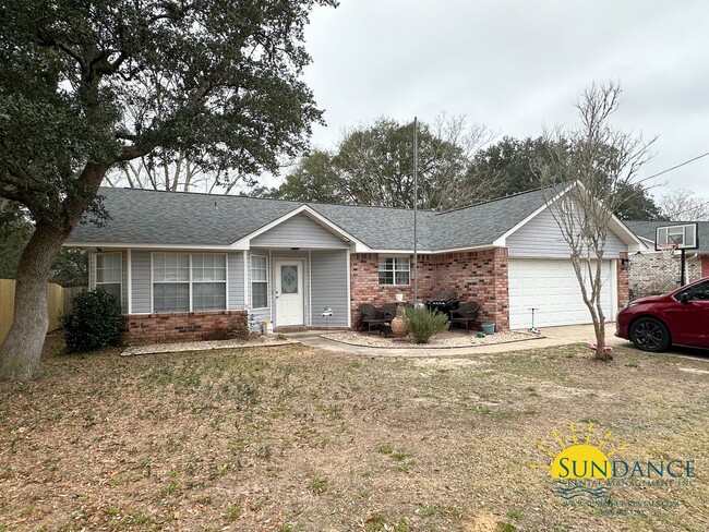 Building Photo - Stunning 3 Bedroom home in Navarre!