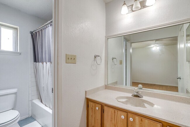 Building Photo - Spacious 4 Bed, 2 Bath Home in SW Fort Worth Ready for New Tenants- 76133