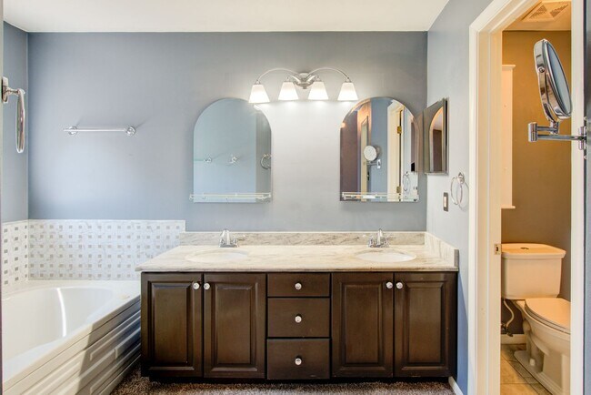 Building Photo - 4 Bedroom, 3 Bath, End Unit Townhome in Ce...